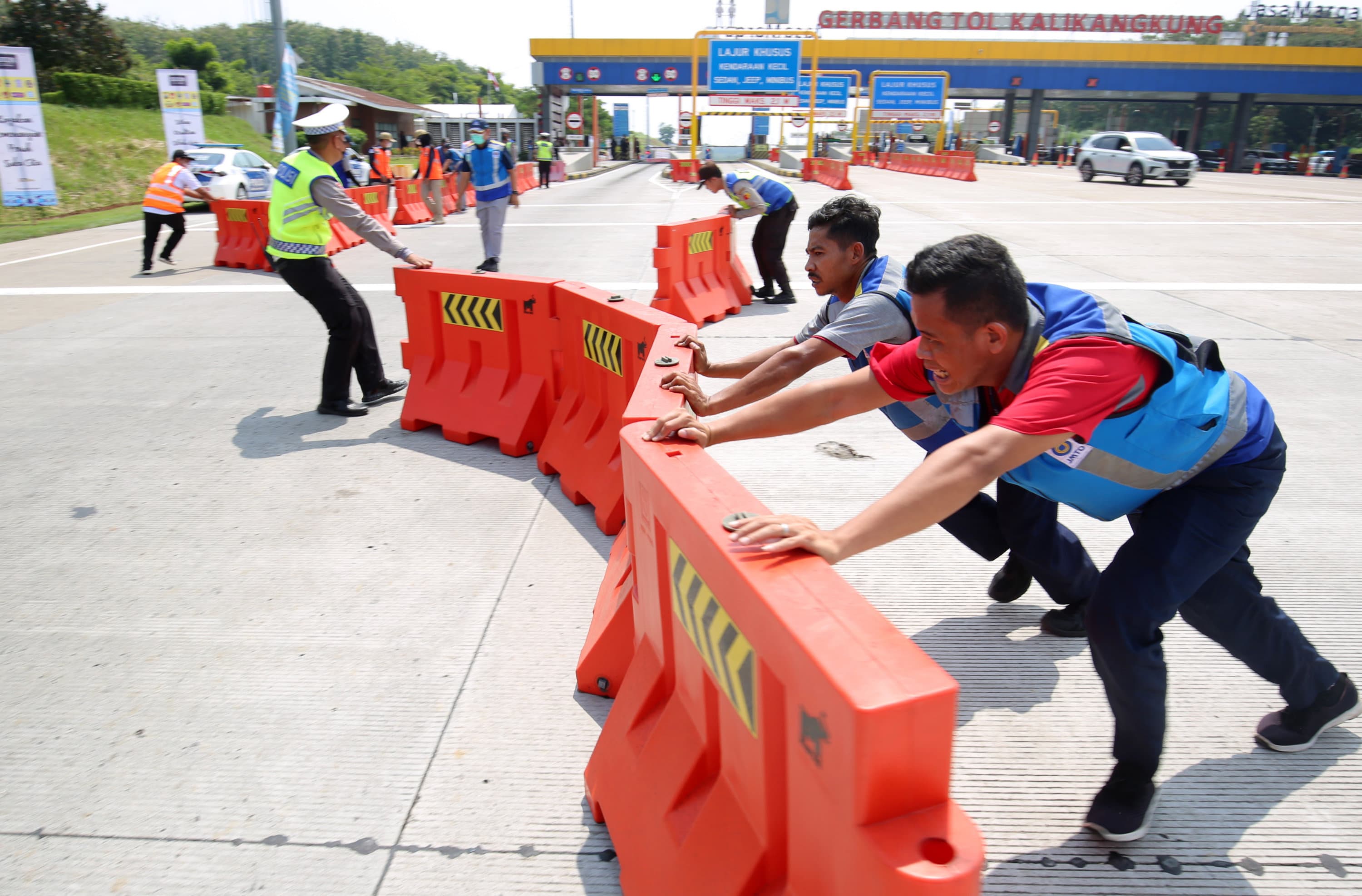 Mayoritas Publik Merasa Puas dengan Kinerja Polri saat Mudik Lebaran - Image