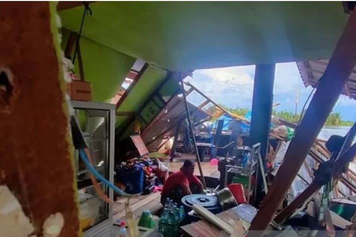 Polda Kalsel Selidiki Tongkang Hantam Puluhan Rumah di Tapin - Image