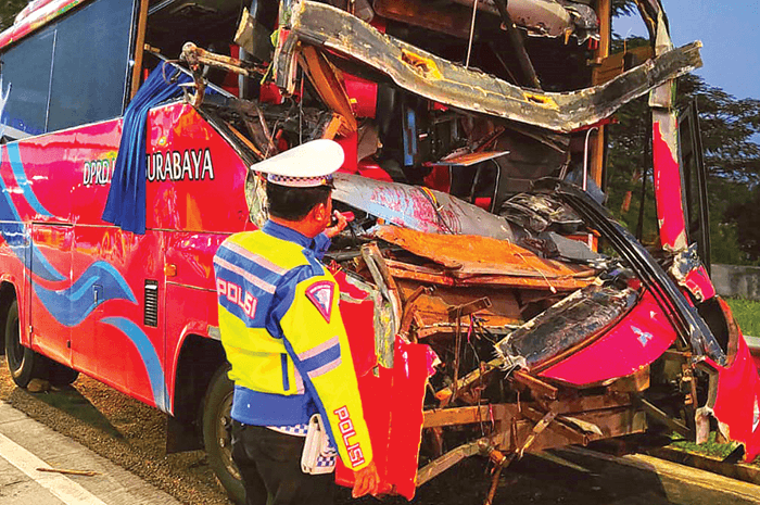 Sopir Ngantuk, Bus DPRD Surabaya yang Bawa Pelajar SMK Tabrak Truk, Enam Orang Luka - Image
