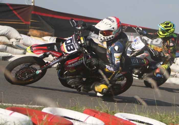 Supermoto Motor Berbasis Trail Berkompetisi di Aspal Hingga Lakukan Aksi Freestyle - Image