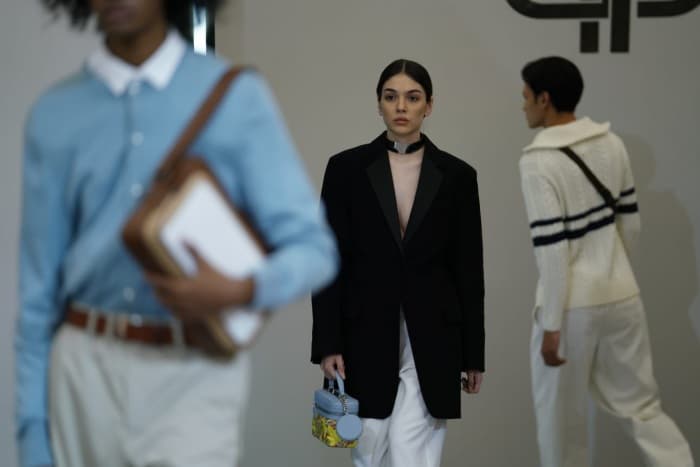 Bermain Warna Hitam, Putih, dan Biru, Jadikan Diri Ikon Mode Bergaya Sporty di Musim Panas - Image