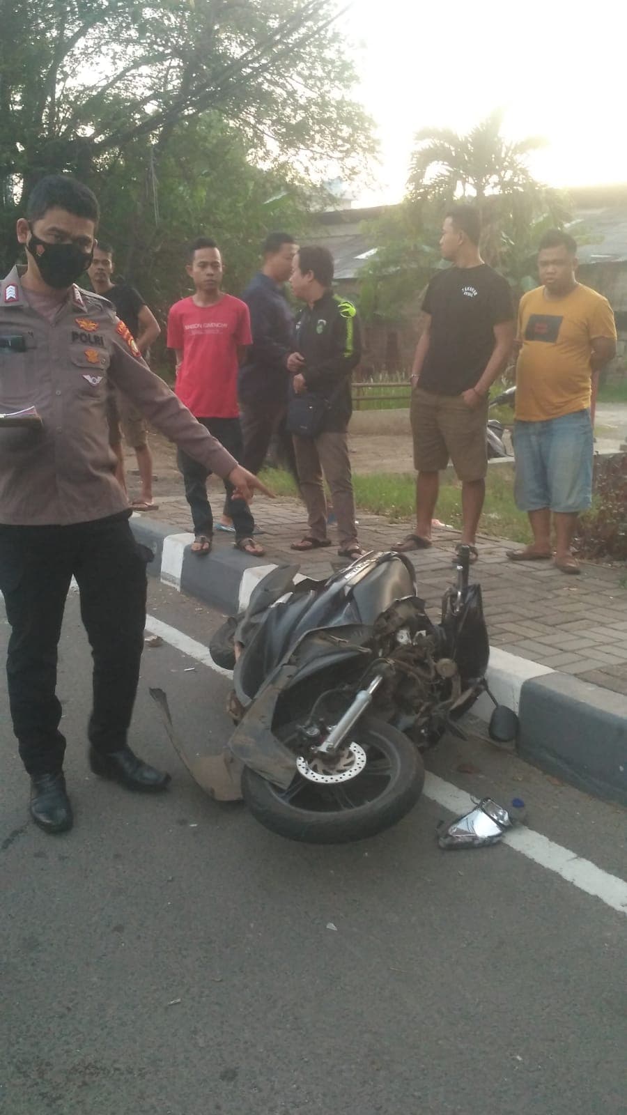 Tabrak Truk yang Berhenti, Pengendara Motor Tewas  - Image