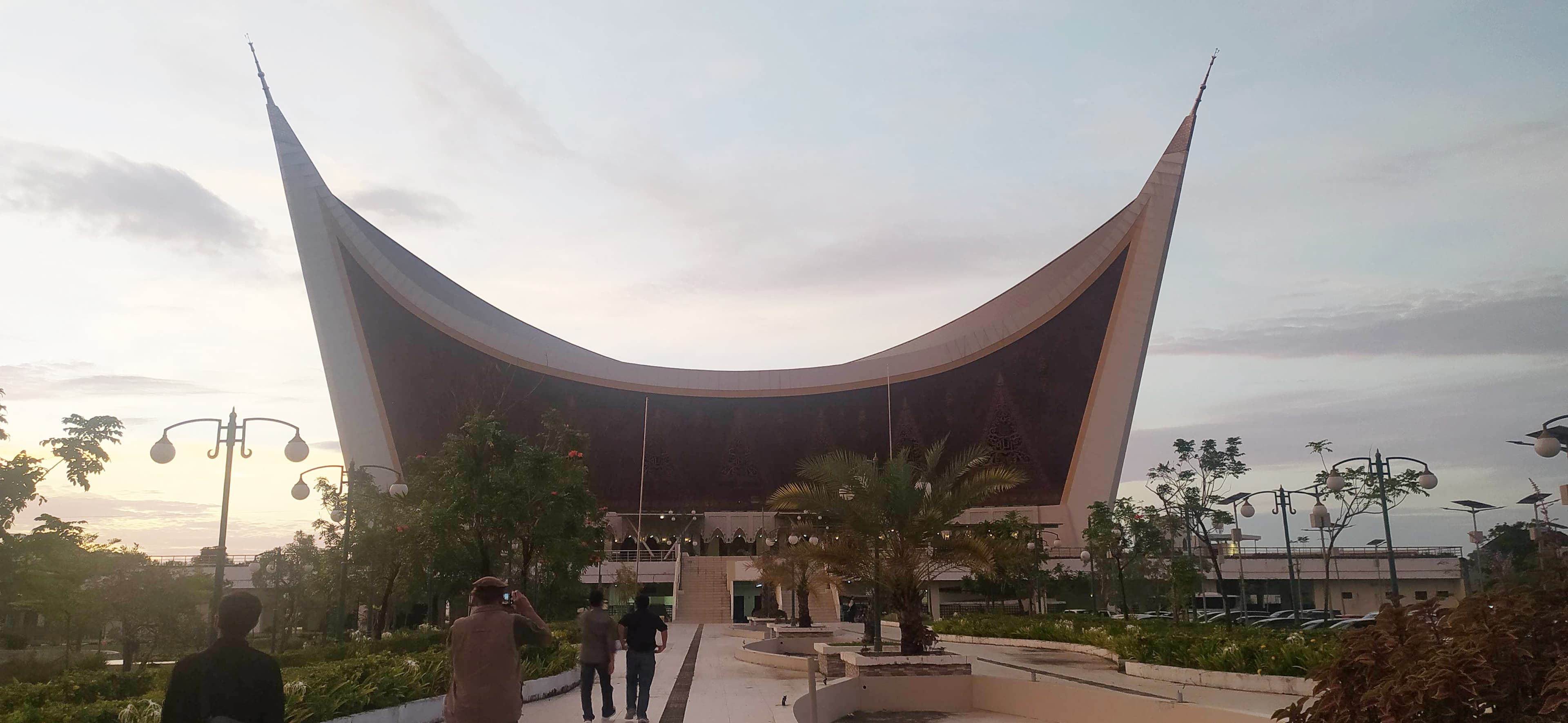 LBH Padang: Seharusnya Pengurus Masjid Raya Sumbar Tak Bela Tindakan Represif Polri - Image