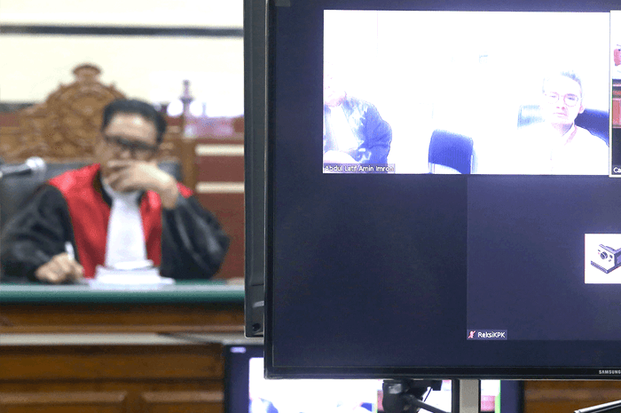 Terbukti Bersalah, Penjara 9 Tahun untuk Eks Bupati Bangkalan Abdul Latif Amin Imron - Image