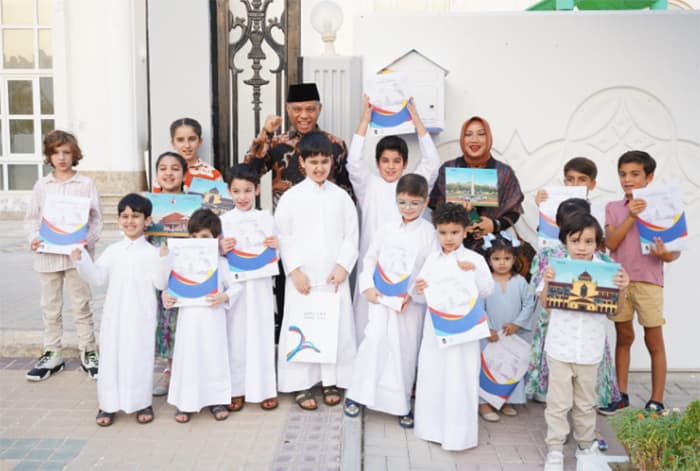 Promosikan Indonesia, KBRI Doha Distribusikan 1000 Paket Bacaan Anak - Image