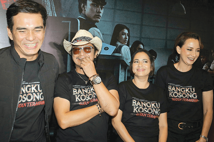 Di Film Hantu Bangku Kosong:Ujian Terakhir, Teddy Syach Belajar Bahasa Sunda dari Istri - Image