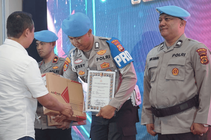 Berdedikasi untuk Masyarakat, Kapolri Berikan Penghargaan Tiga Anggota Propam - Image