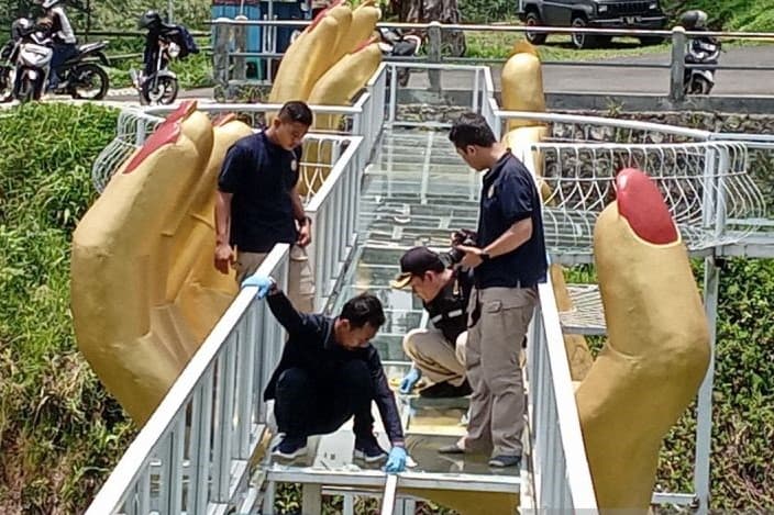 Bidang Labfor Polda Jateng Amankan Barang Bukti Insiden Jembatan Kaca - Image
