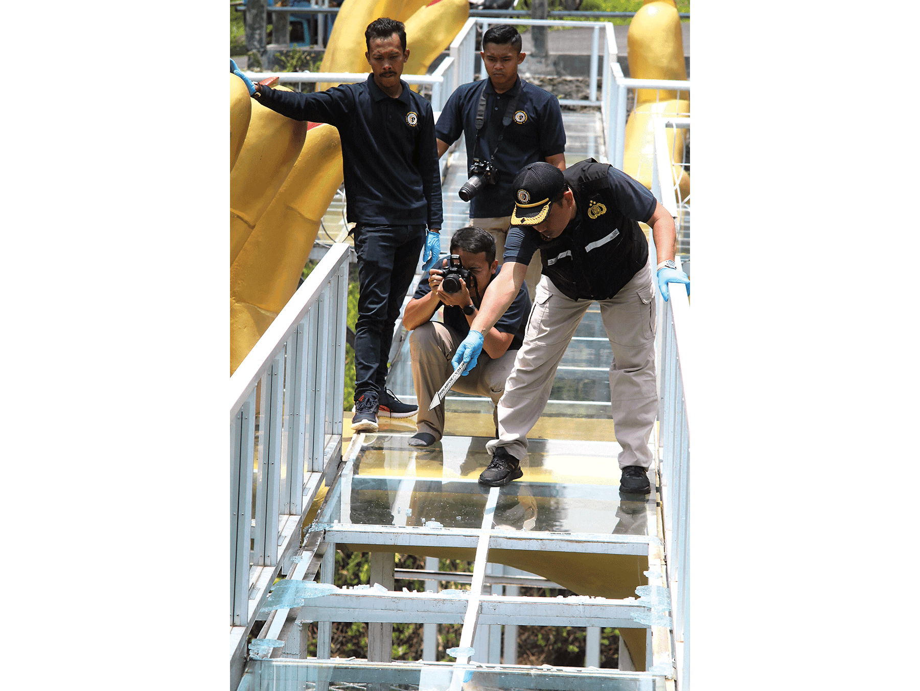 Polisi Sebut Sistem Pengamanan Objek Wisata Jembatan Kaca di Banyumas Tidak Memadai - Image