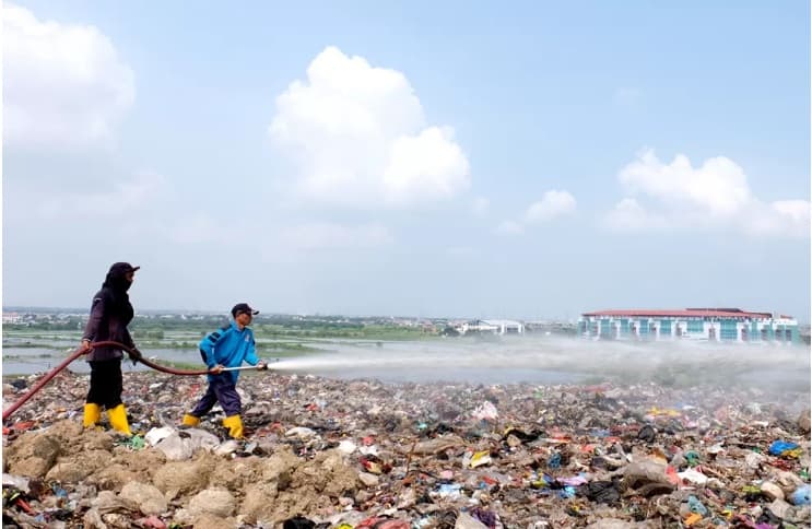 Pemkot Surabaya Gandakan Penyemprotan TPA Benowo Demi Hilangkan Bau Saat Pertandingan Piala Dunia U-17 Berlangsung di Stadion GBT - Image