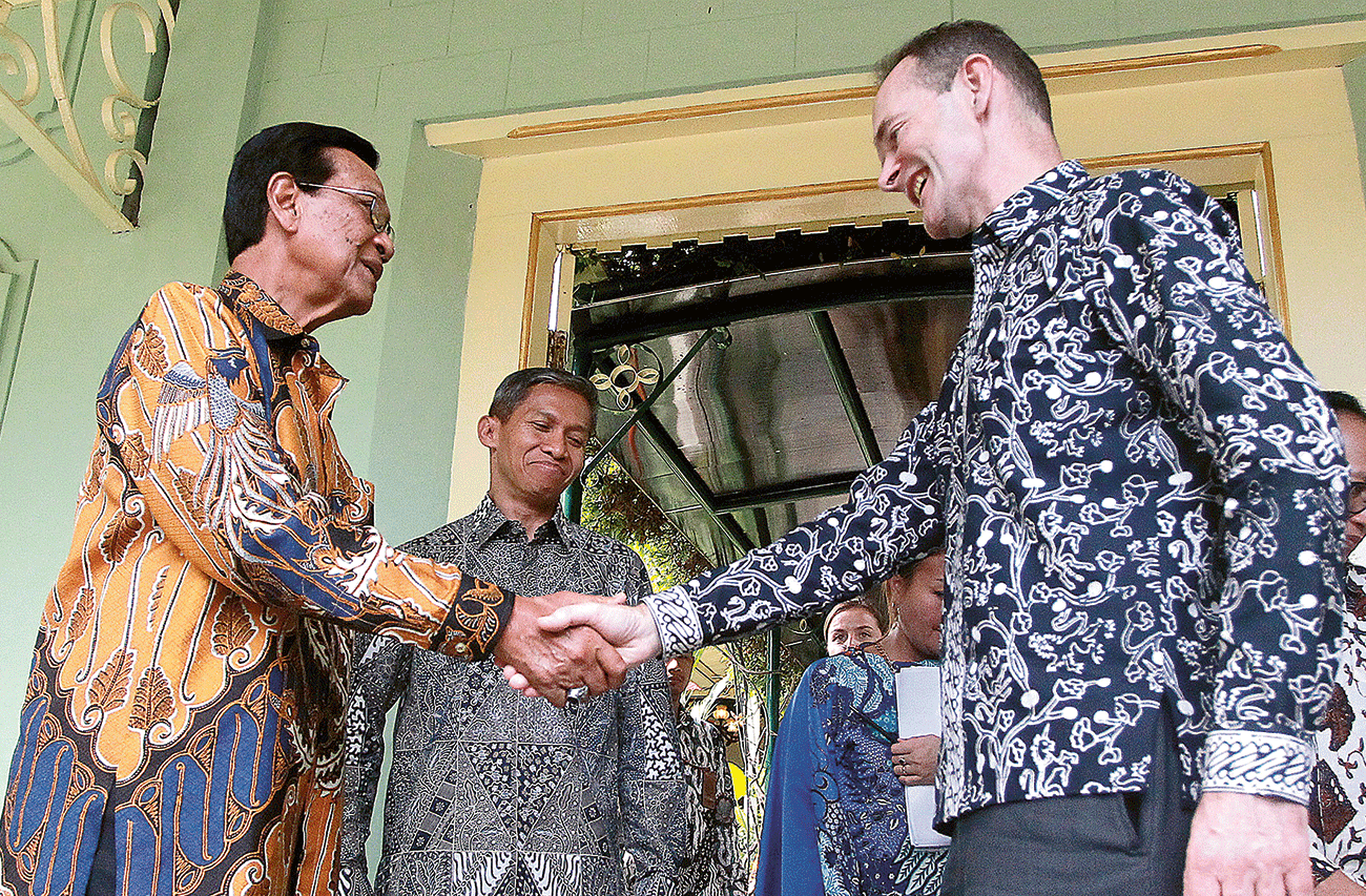 Dubes Inggris Serahkan Naskah Jawa Kuno Digital ke Sri Sultan HB X - Image