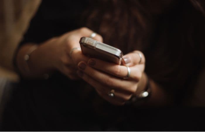 ART di Bekasi Nekat Rekam Majikan Tanpa Busana lalu Dikirim ke Pacarnya, Polisi Turun Tangan - Image