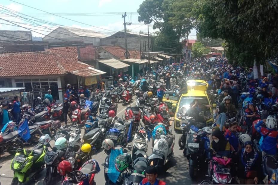Menolak Kenaikan UMK Sebesar Rp 17 Ribu, Buruh Sukabumi Unjuk Rasa - Image