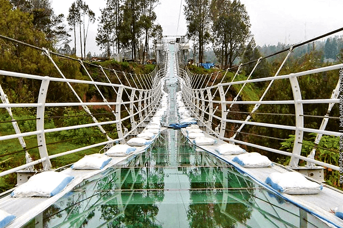 Menengok Jembatan Kaca Seruni Point Bromo Jelang Dibuka: Sajikan Uji Adrenalin, Panorama Tiga Gunung, hingga Efek Cahaya - Image