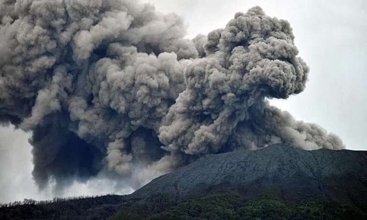 Terjebak Erupsi, 12 Pendaki Gunung Marapi Singgalang Dikabarkan Belum Ditemukan - Image