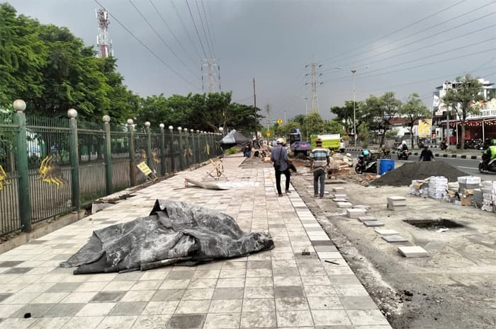 Trotoar Depan GOR Sidoarjo Dilebarkan Bikin Nyaman Pejalan Kaki dan Terlihat Bersih - Image