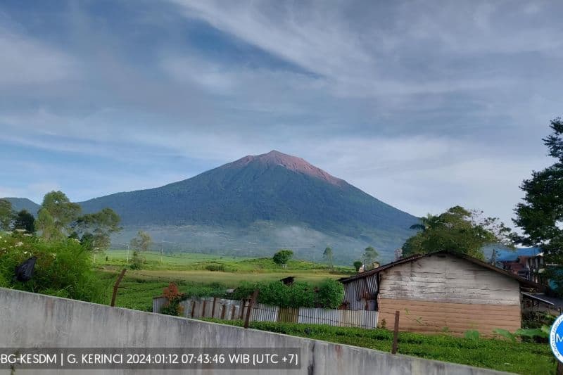 Kondisi Gunung Kerinci Terkini: Rata-rata Ada 30 Kali Gempa Hembusan Dalam Sehari - Image