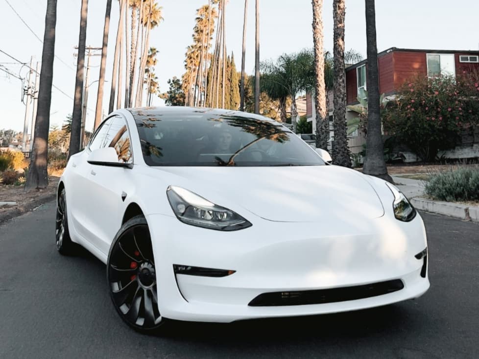 Tesla Pakai Baterai LFP? Cek Fakta Terbaru Baterai Mobil Tesla di Sini - Image