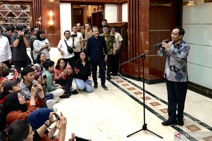 Mahfud Sebut Dirinya Mundur karena Tak Ingin Berseberangan dengan Presiden Jokowi - Image