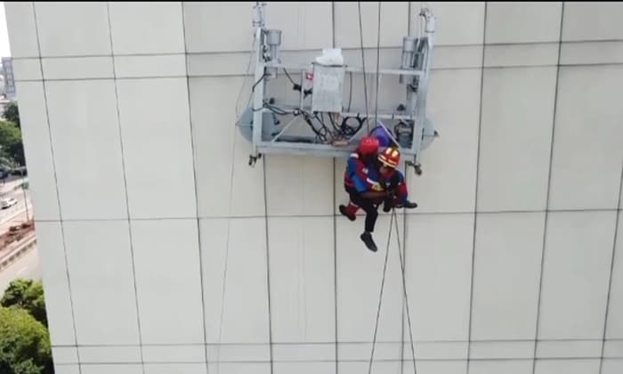 Ngeri! Dua Pekerja Tersangkut di Gedung Tinggi UNJ karena Tali Gondola Putus - Image