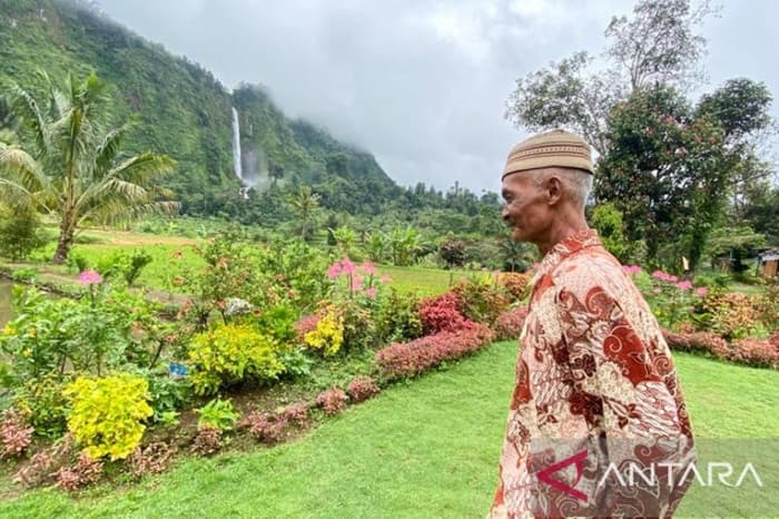 Abah Jajang, Pemilik Rumah dengan View Air Terjun di Cianjur, Diganjar Penghargaan Tokoh Lingkungan dan Ekonomi - Image