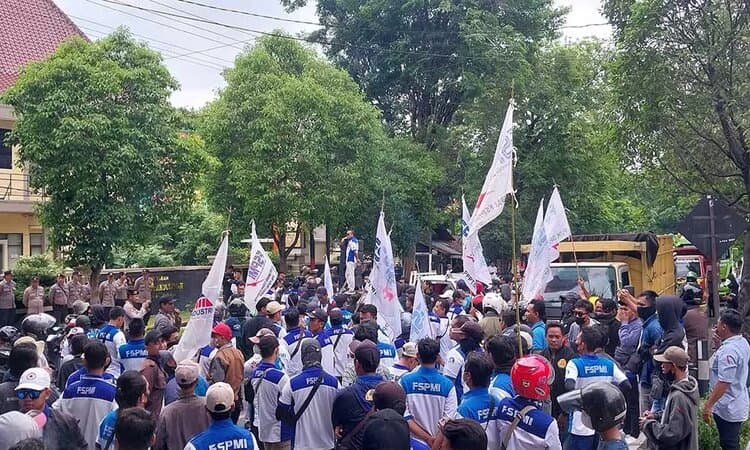 Lebih dari 200 Buruh Sub Perusahaan PT Semen Indonesia Melakukan Unjuk Rasa, Tuntut Gaji Sesuai UMK - Image