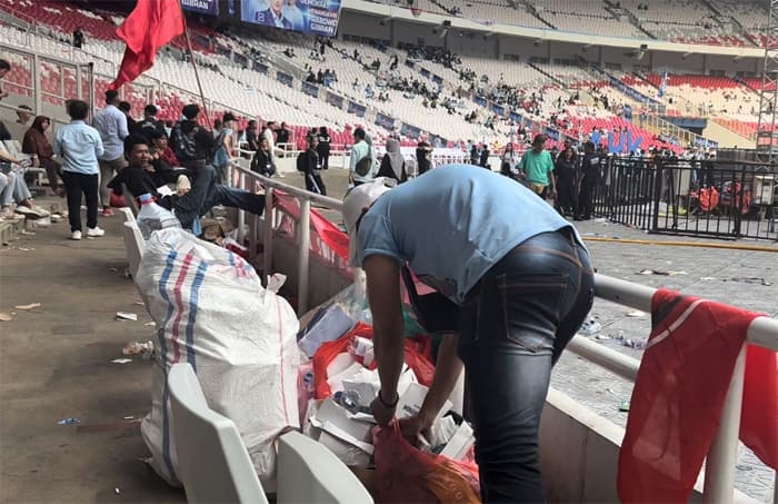 Pendukung Prabowo-Gibran Inisiatif Bersihkan Sampah usai Kampanye di GBK: Panggilan Hati - Image