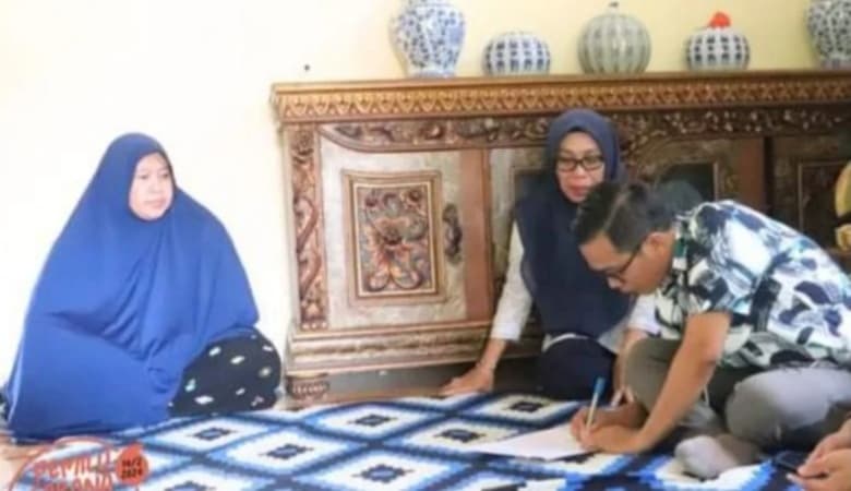 KPU Beri Santunan Bagi Para Petugas TPS Pemilu 2024, Menghargai Pengorbanan Para Pahlawan Demokrasi - Image