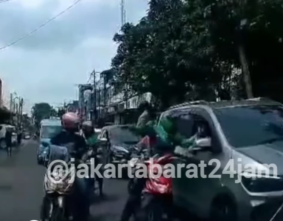 Viral Ojol Pukul Pengendara Mobil Pakai Helm di Tanjung Duren, Polisi Buru Pelaku - Image