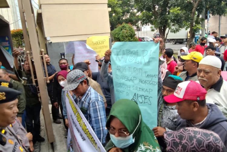 Beredar Rumor Polres Bisa Akses Sirekap, Pulahan Masa Gruduk Makopolresta Sidoarjo - Image