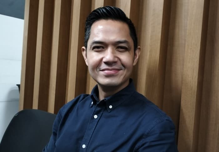 Sosok Pria Misterius Diperankan 3 Aktor Sekaligus, Dude Harlino: Memperindah Justru - Image