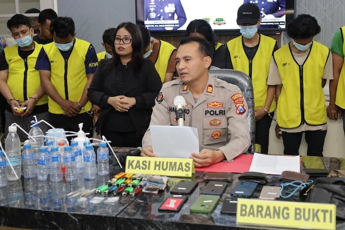 Kampung Narkoba Jalan Kunti di Gerebek Surabaya, Belasan Orang Diamankan - Image