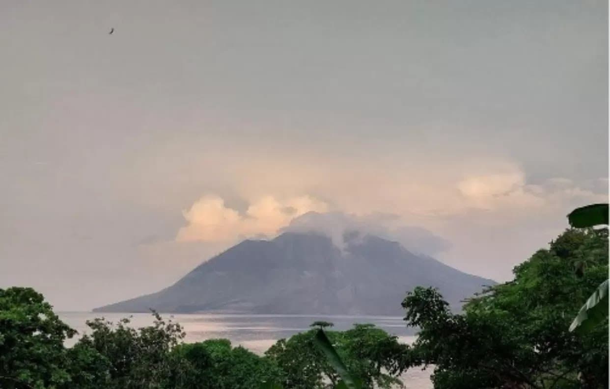 Gunung Api Ruang Meletus Bikin Langit Berwarna Merah Disertai Petir, Jaringan Listrik di Pulau Tagulandang Dimatikan - Image