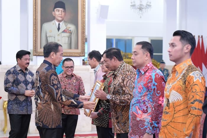 Diberikan Langsung oleh Presiden Jokowi, Pemprov Jateng Raih Digital Government Award - Image