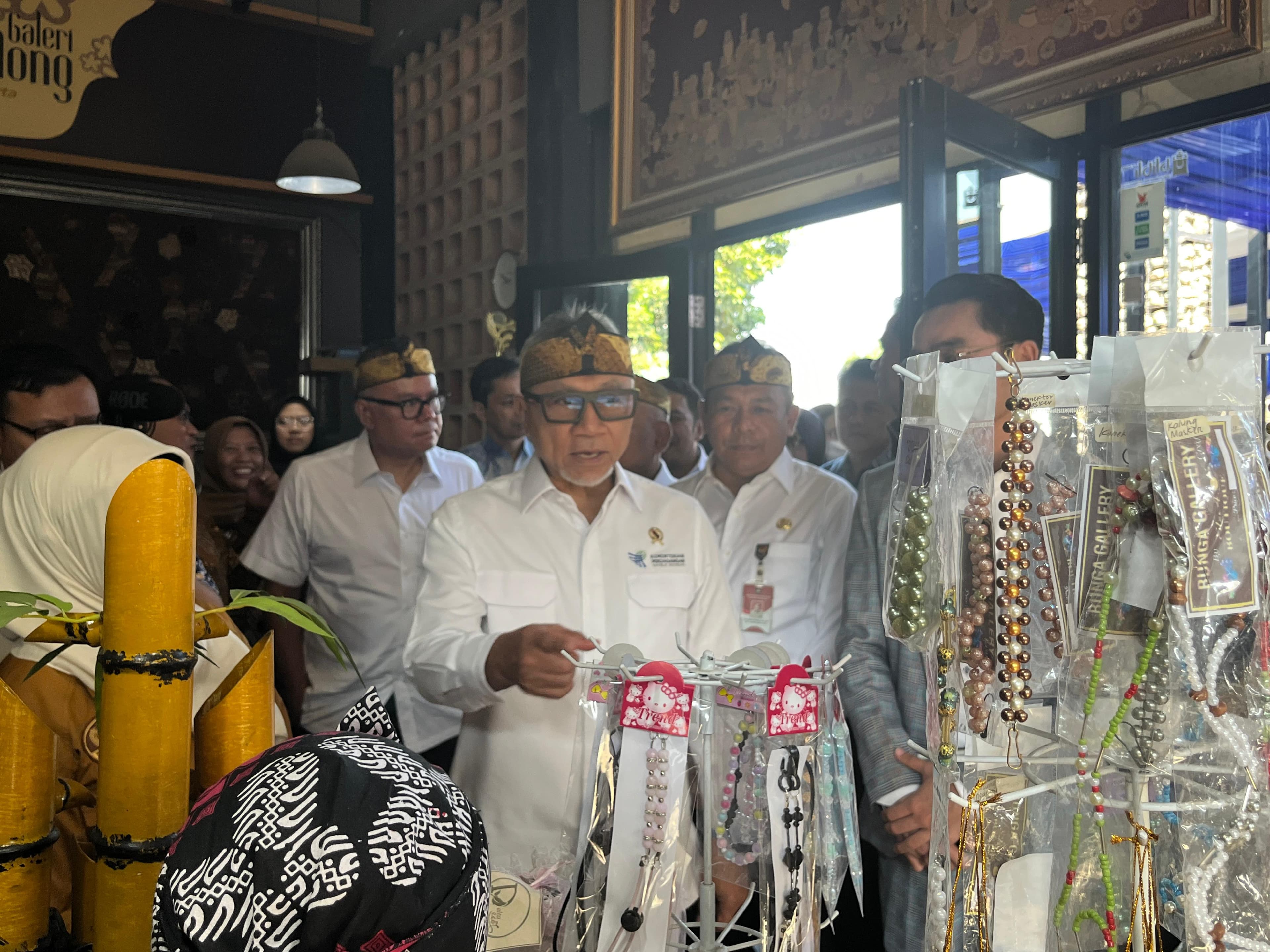 Mendag Zulhas Janji Beri 100 Karung Tepung Tapioka ke UMKM Pengrajin Cemilan Khas Purwakarta - Image