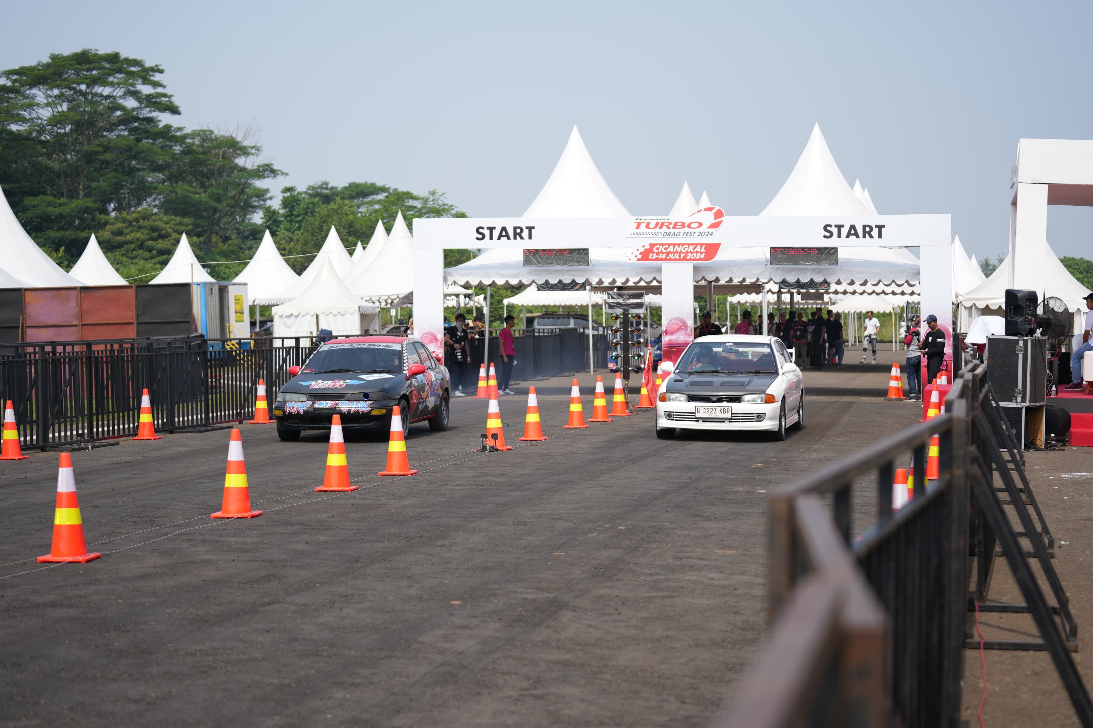 Peserta Drag Race dan Drag Bike Berbagi Cerita di Putaran Pertama Pertamax Turbo Drag Fest 2024 - Image
