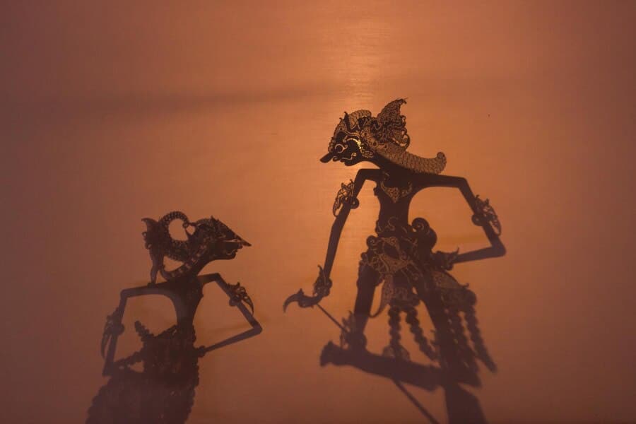 5 Pertanda Anda Sedang Ditemani Roh Leluhur, Salah satunya Bikin Merinding - Image