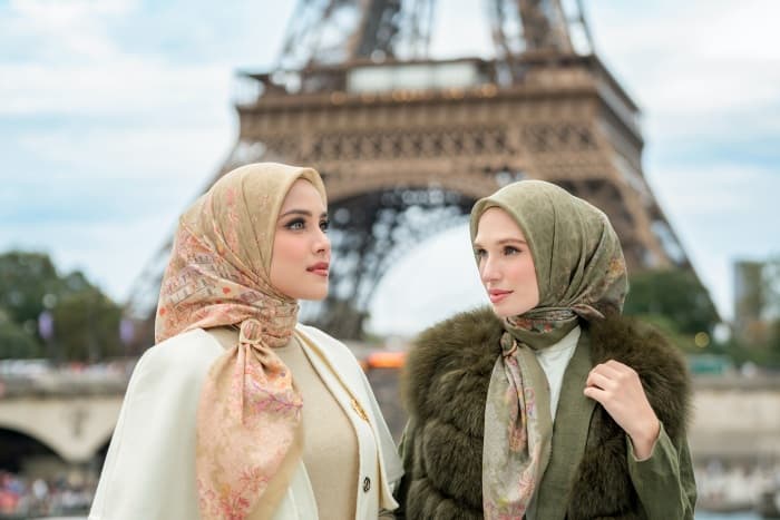 Ramaikan Penayangan Emily in Paris, Berikut Inspirasi Scarf Gaya Parisian yang Ikonis - Image