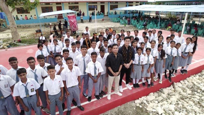 Timothy Ronald, Berjiwa Sosial Tinggi Gemar Berbagi Hingga Bangun Sekolah di Pelosok Negeri - Image
