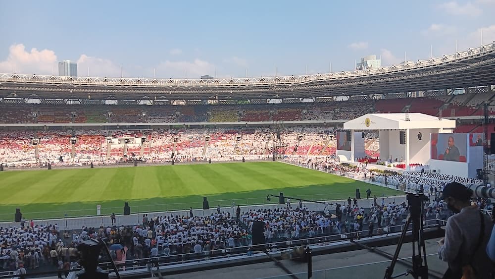 Merinding! Momen Umat Katolik Sambut Kehadiran Paus Fransiskus di GBK Senayan Jakarta untuk Pimpin Misa Suci    - Image