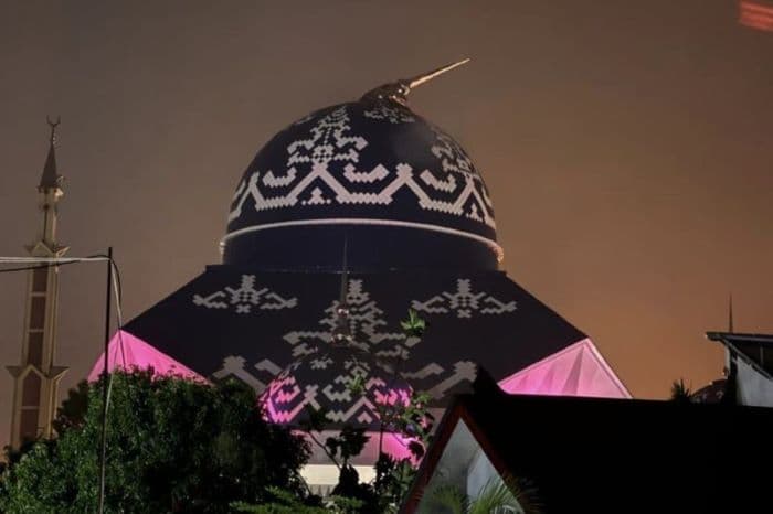Tiang Penangkal Petir di Masjid Agung Batam Bengkok Nyaris Roboh akibat Hujan Badai - Image