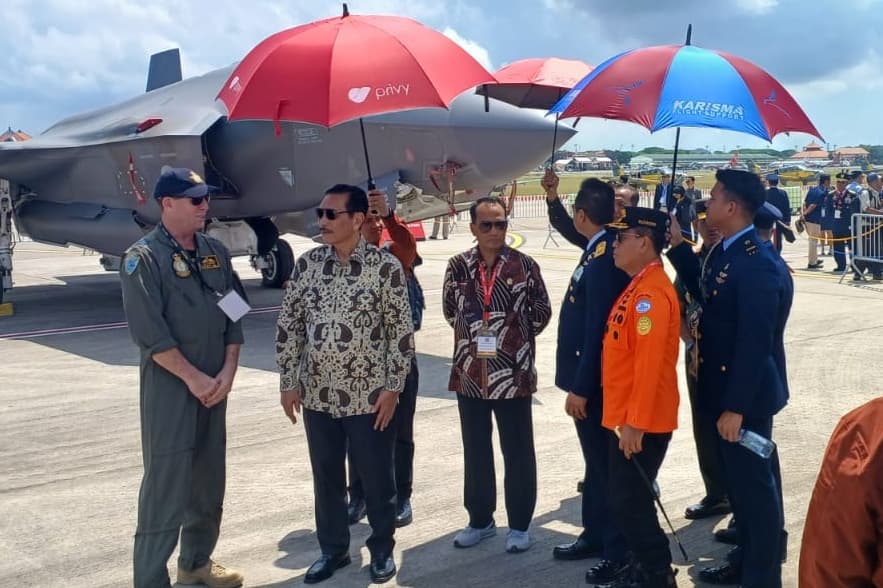 Luhut: Di Indonesia Akan Ada Fasilitas Perawatan Pesawat di Halim, Tak Perlu Lagi Pergi ke Singapura - Image