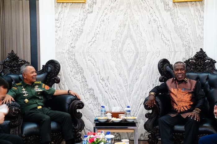 Kasum TNI Temui Edison Gwijangge, Mantan Pejabat Bupati Nduga yang Bantu Pembebasan Pilot Susi Air Philip Mark Mehrtens - Image