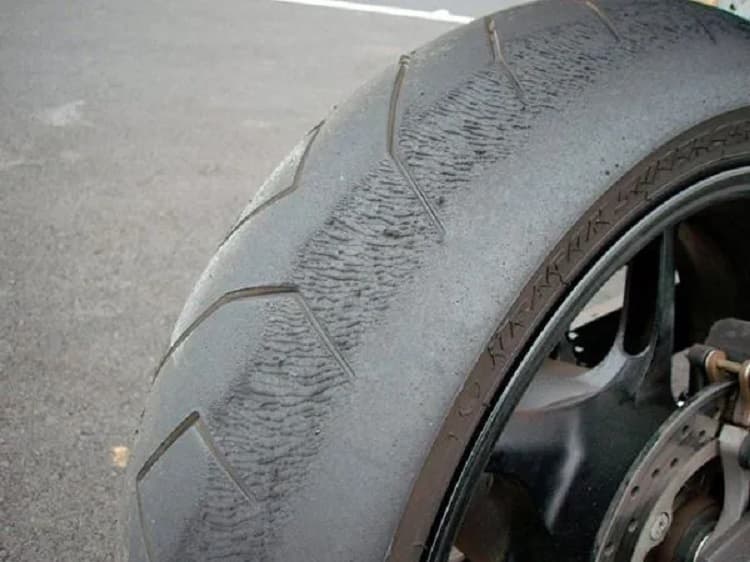 5 Hal Krusial Menambal Ban Motor Agar Tetap Aman di Jalan - Image