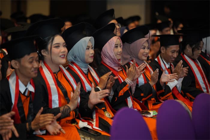 318 Mahasiswa UISI Diwisuda, Sebagian Besar Sudah Memulai Karir di Perusahaan Ternama - Image
