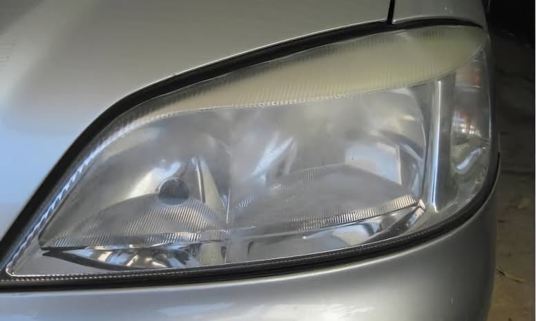 Jangan Sepelekan! Ini 4 Cara Ampuh Mencegah Lampu Mobil Kamu Tergores dan Jadi Kusam - Image