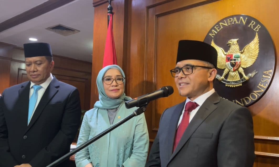 Sertijab Menteri PANRB dari Kabinet Jokowi ke Prabowo, Azwar Anas Sebut Rini Widyantini Orang Dalam - Image