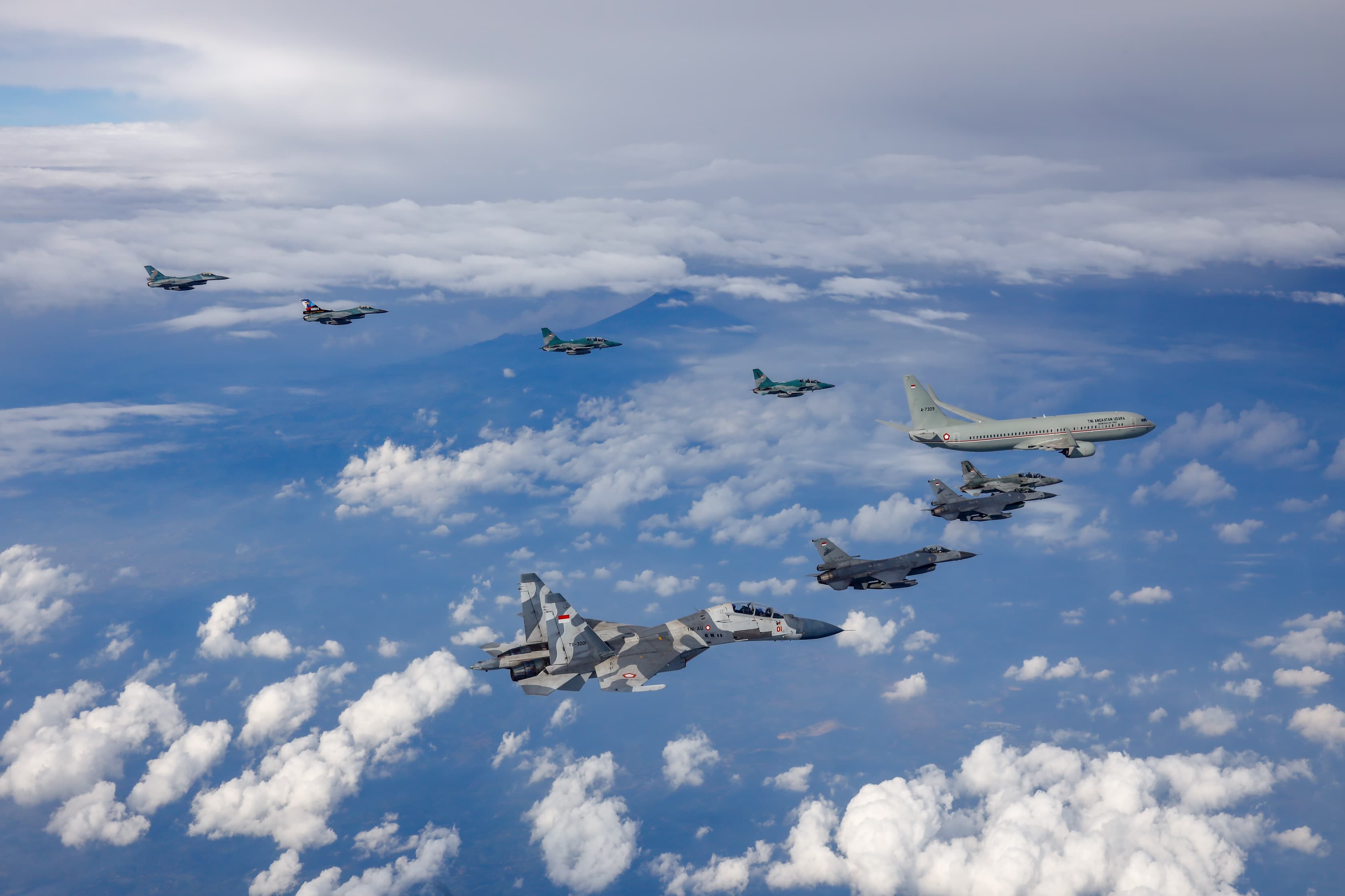 Momen Pesawat Tempur TNI AU Kawal Jokowi dan Iriana dari Jakarta Sampai Solo - Image