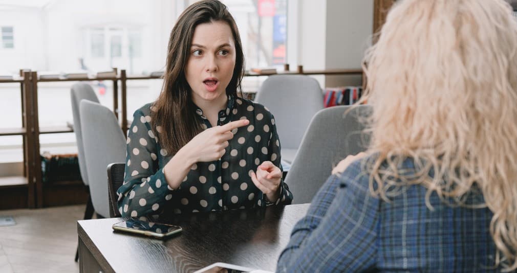 Orang yang Memiliki Kebiasaan Mendominasi Percakapan Biasanya Memiliki 5 Pengalaman Masa Kecil Ini - Image