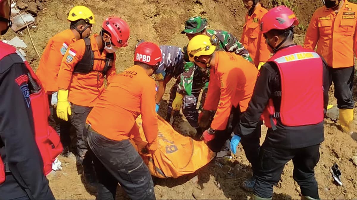 Tim SAR Gabungan Evakuasi Tiga Korban Longsor di Purworejo - Image